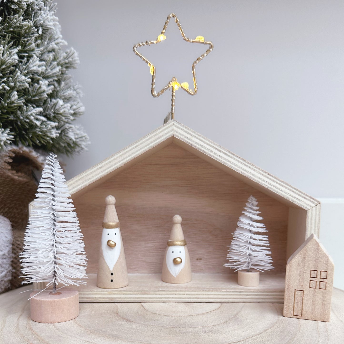 Wooden LED Stable Scene